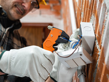Electrical contractor providing maintenance services